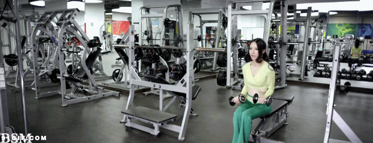 女生健身房锻炼图片:健身
