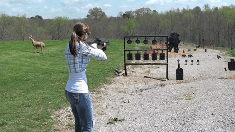 女子步枪打靶动态图:射击