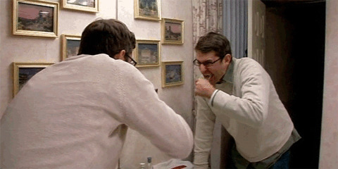 男人看镜子刷牙gif图:刷牙