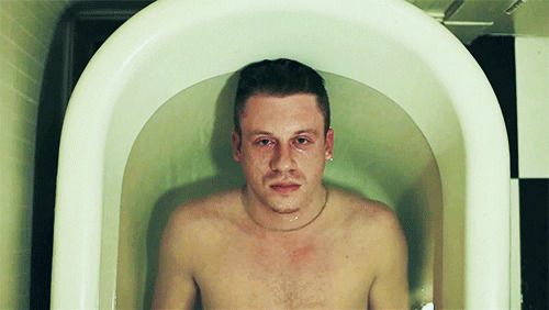 浴缸里的男人动态图:泡澡