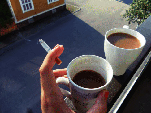 喝着咖啡抽烟动态图