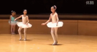 小孩跳芭蕾舞动态图:芭蕾舞