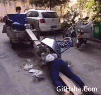 推垃圾车摔倒搞笑图片:摔倒