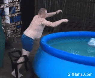 男子跳水搞笑动态图:跳水
