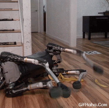 机器人踩香蕉搞笑图片:摔倒