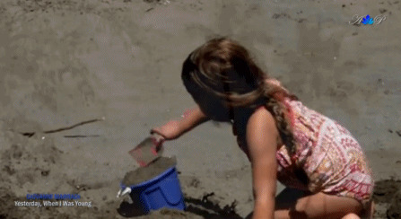 小女孩玩泥沙动态图:玩耍