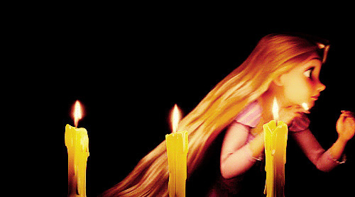 公主点蜡烛动画图片:蜡烛