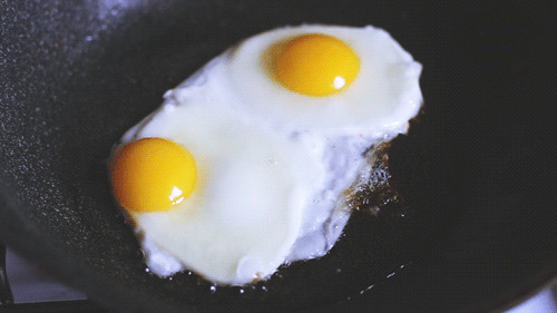 铁锅煎双蛋动态图:煎蛋
