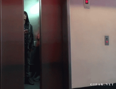 被恶搞的电梯gif图:电梯