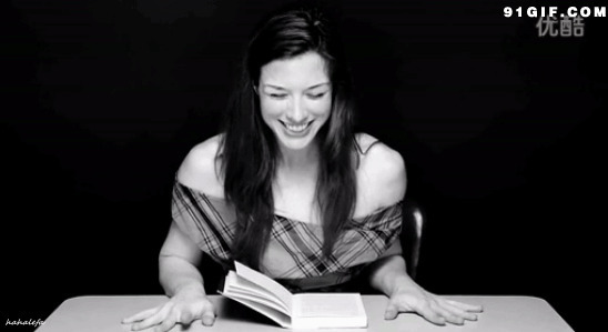 女人看书开心大笑闪图