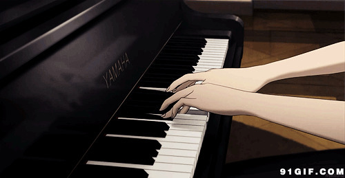 优雅弹钢琴动漫图片:弹钢琴