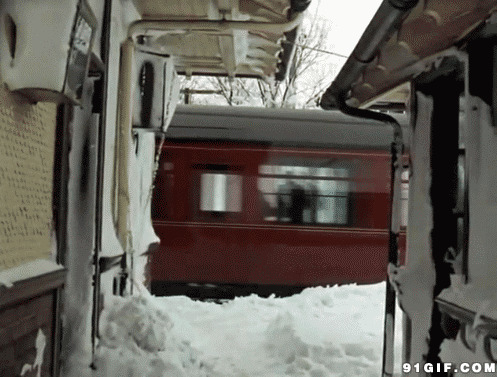 雪天火车经过gif图片