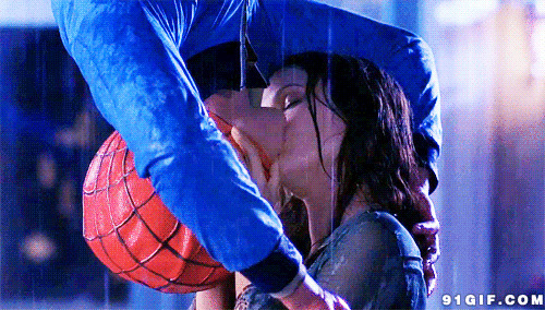蜘蛛侠雨中激吻gif图片