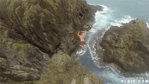 悬崖跳入大海动态图