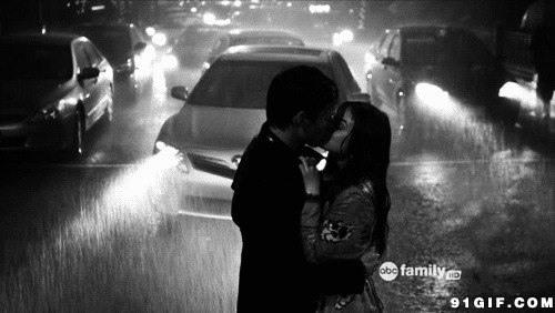 雨中马路激吻动态图:接吻