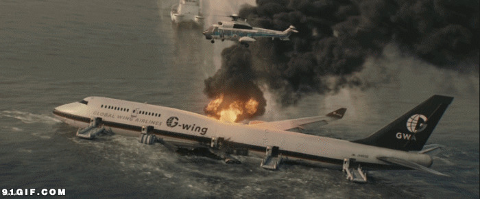失事客机海上燃烧动态图:客机