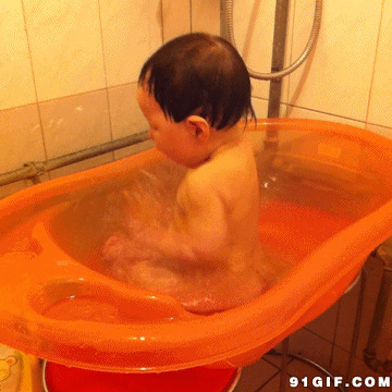 小孩洗澡玩水动态图