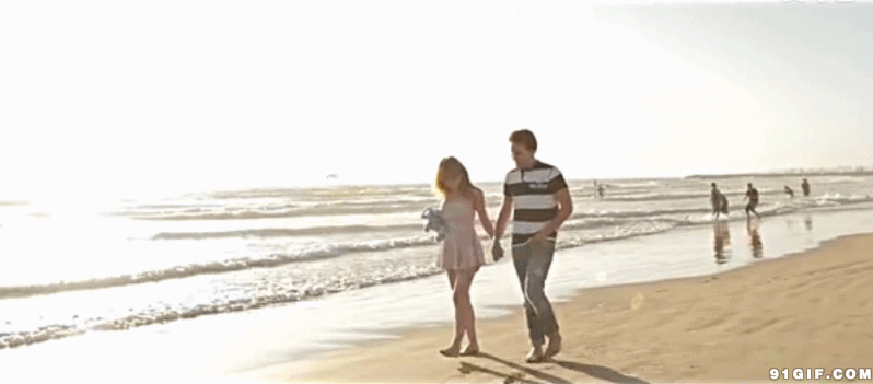 情侣牵手漫步沙滩闪图:漫步