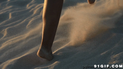 赤脚走在沙滩闪图:赤脚