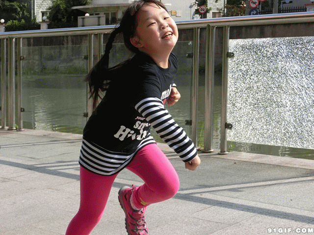小女孩跑步锻炼动态图:跑步