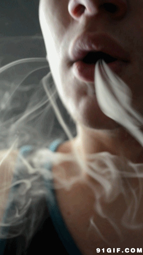 吞吐烟雾动态图片:烟雾