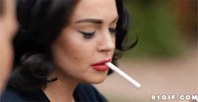妇人抽烟gif图:抽烟