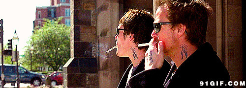两个男人抽烟动态图:抽烟