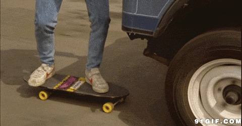 溜滑板车借力动态图片:溜滑板