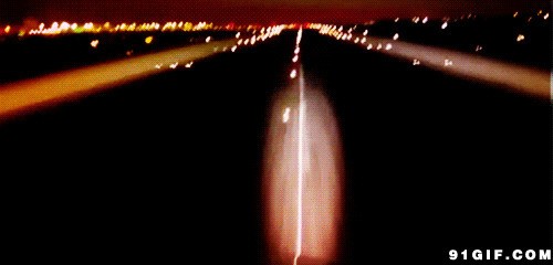 夜晚飞机降落机场闪图:降落
