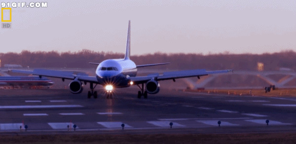 机场民航客机gif图片:飞机