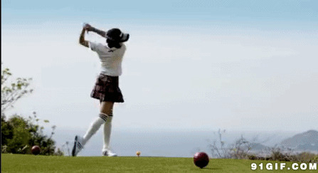 女生挥杆打球动态图片:高尔夫球