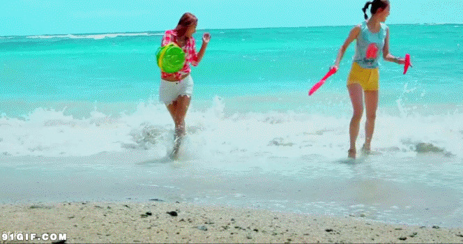 好姐妹海滩玩耍gif图:戏水