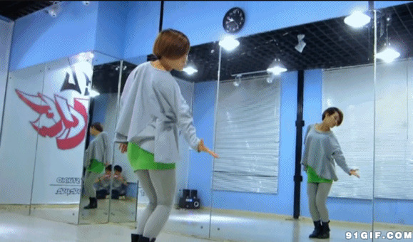 对着镜子跳舞动态图:照镜子