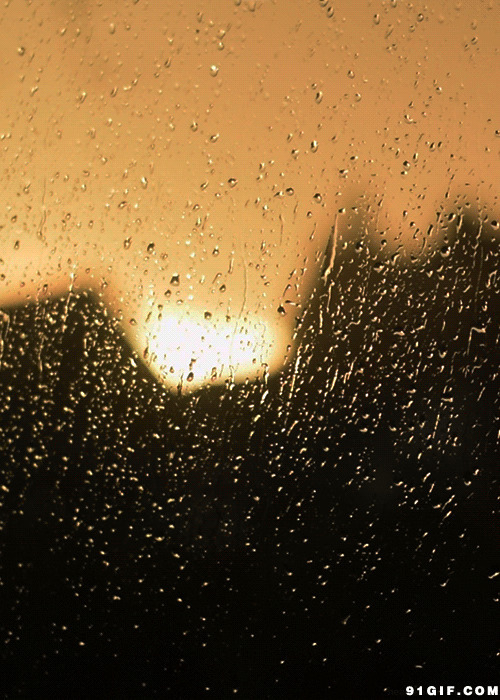 窗玻璃外的雨水gif图:雨水