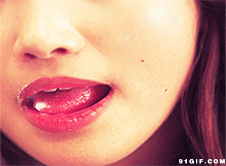 女人舔嘴唇的诱惑闪图:舔嘴唇