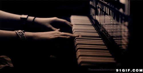 弹钢琴的玉手gif图:弹钢琴
