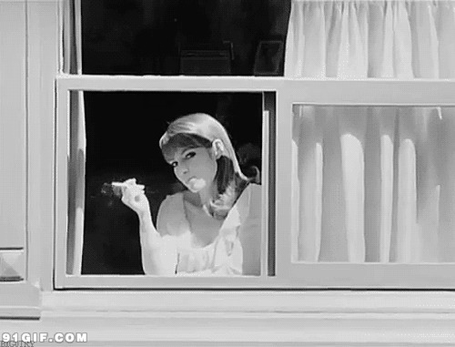 女士窗台抽烟gif图:抽烟