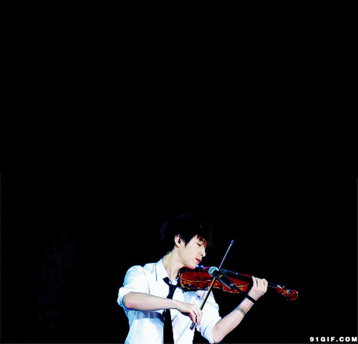 帅气男孩拉小提琴闪图