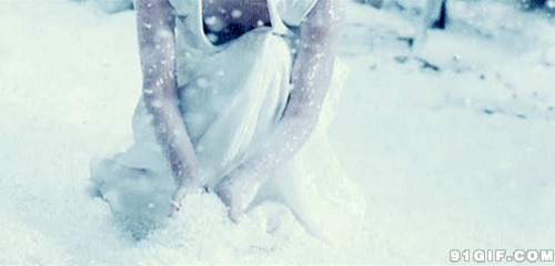 女人雪地堆雪人gif图:堆雪