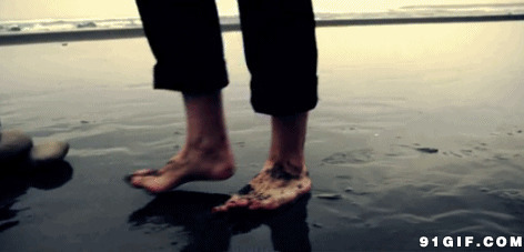 赤脚走海边动态图:赤脚