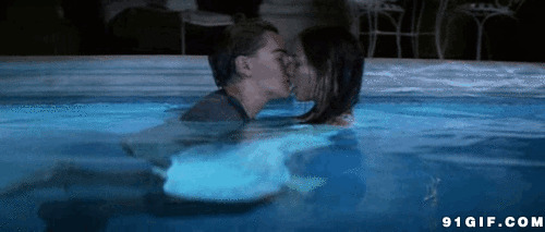 水中浪漫激吻闪图:激吻