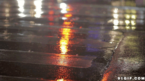 夜晚街道的雨水闪图:下雨