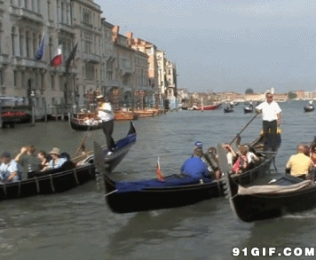 水上摆渡人动态图:划船