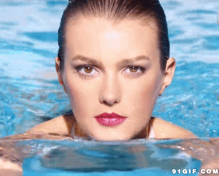 漂亮女人在游泳gif图:游泳