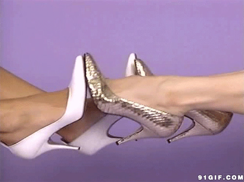 两女人顶脚动态图:高跟鞋