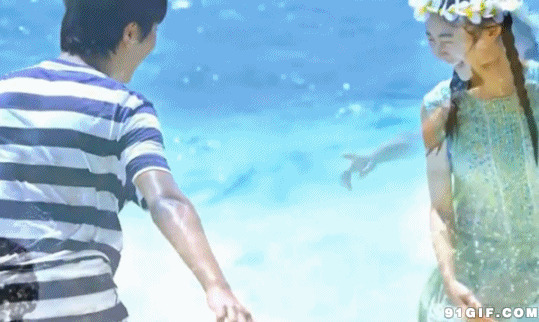 浪漫情侣海边戏水闪图:戏水