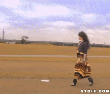 女人独自行走gif图:走路