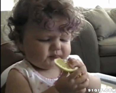 小女孩吃柠檬酸酸表情:柠檬