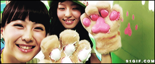 美女的熊掌手套闪图:玩偶