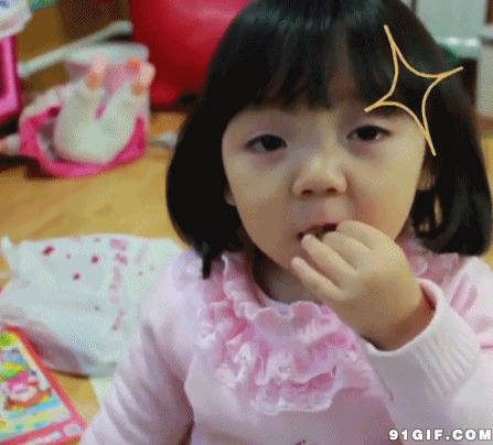吃橘子的小姑娘gif图:吃东西